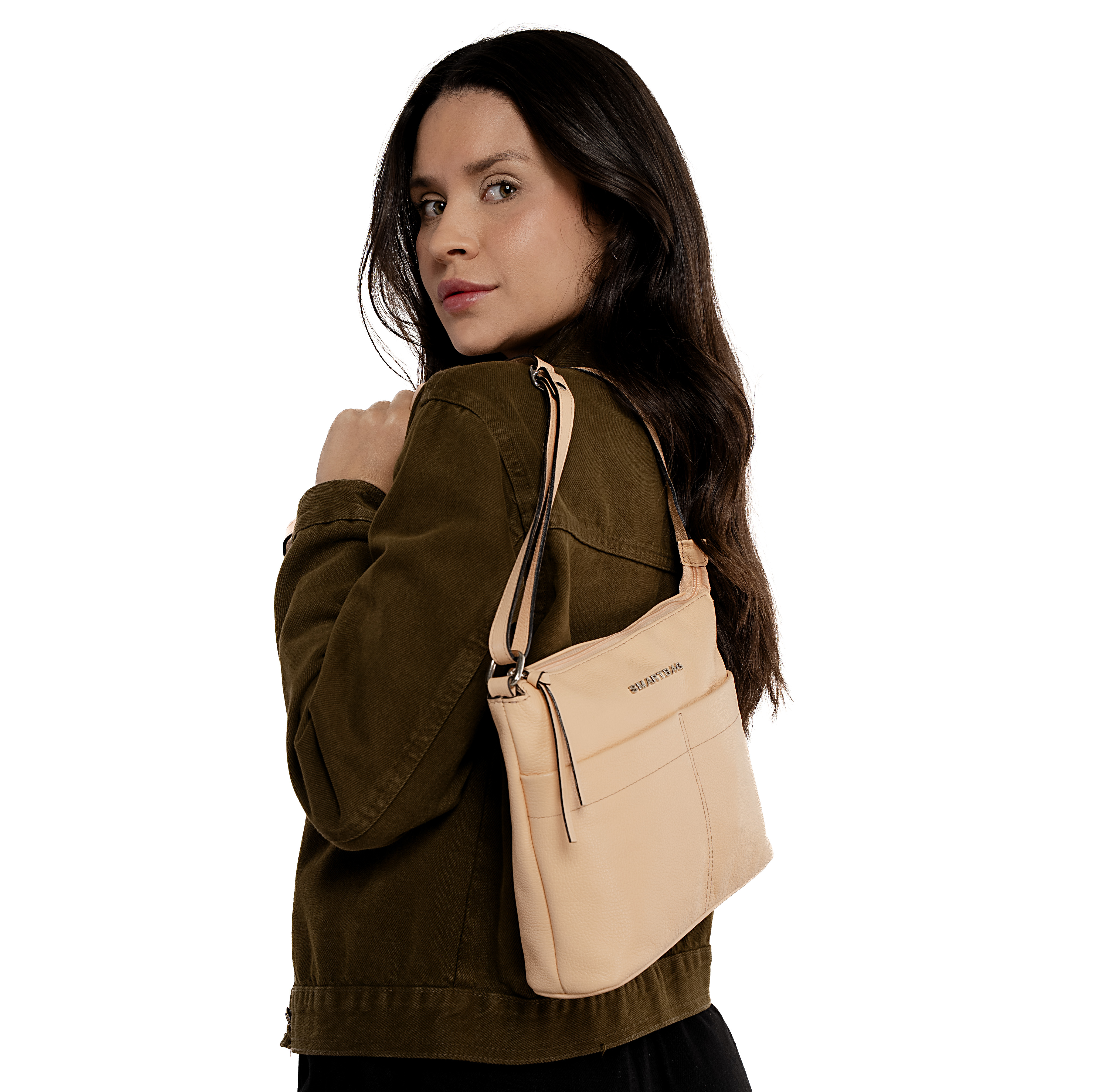 Bolsa Smartbag pêssego usada no ombro mostrando alça dupla e proporção no corpo
